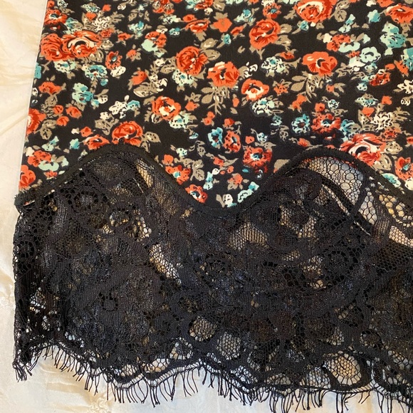 Trendy Floral high waist mini skirt with black lace detail, like new, size S - Picture 2 of 4